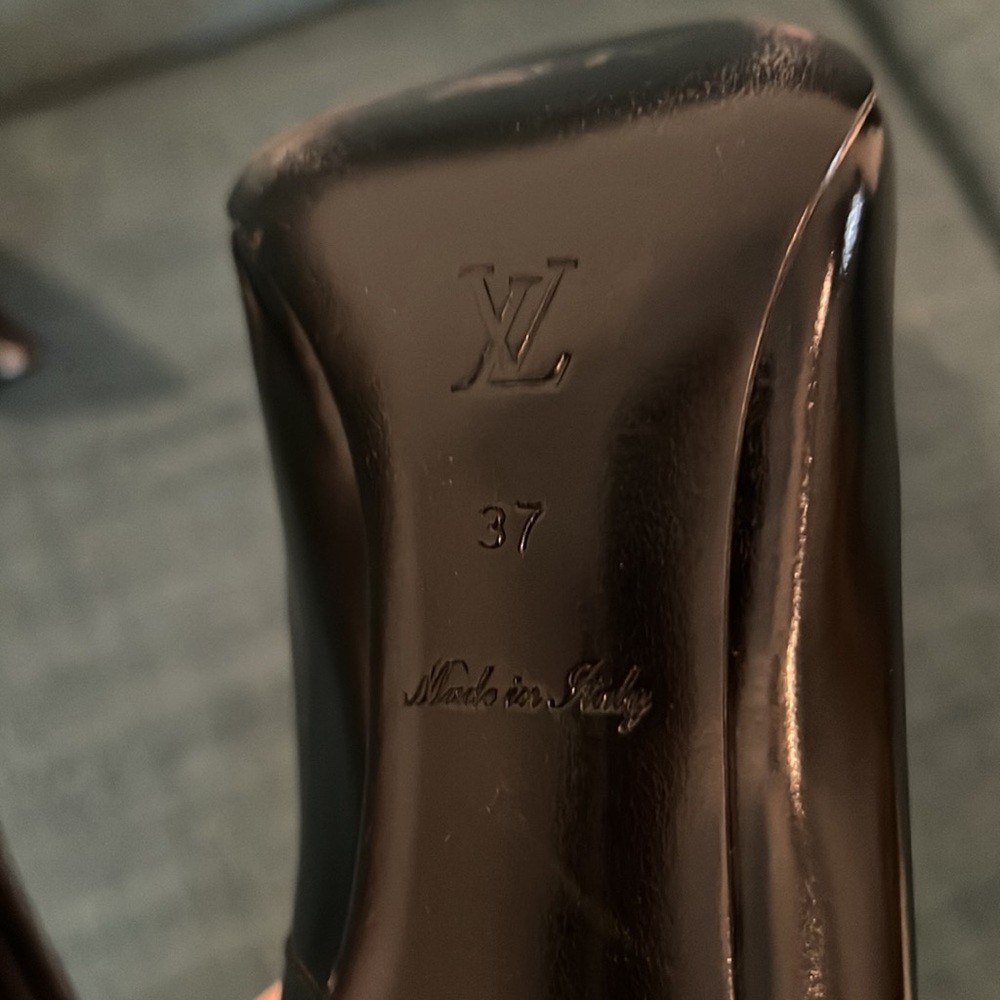Louis Vuitton Eyeline Pump, black leather with gold accent. Size 37 - Picture 5 of 6